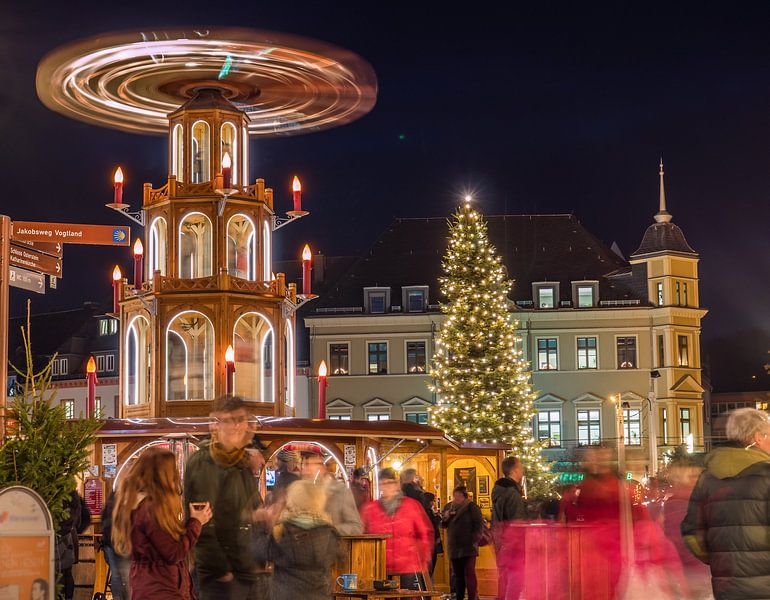At the Christmas market in the Erzgebirge by Animaflora PicsStock