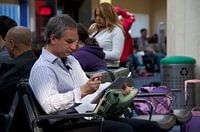 Attendre ou travailler à l'aéroport.