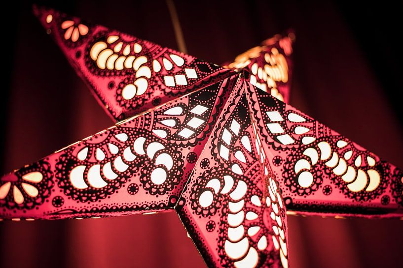 Beleuchteter Weihnachtsstern mit rotem Hintergrund von Wouter Kouwenberg