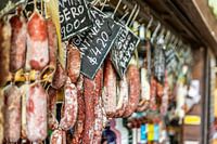 Handwerklich hergestellte Wurstwaren in argentinischer Marktatmosphäre