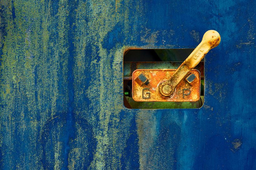 Teil eines blauen Eisenbahnwaggons von Jenco van Zalk