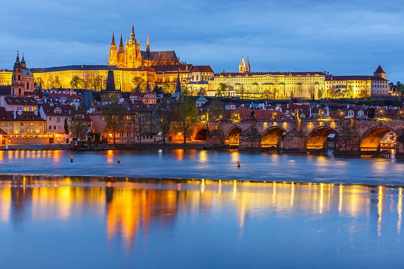 Prager Burg und Karlsbrücke nach Sonnenuntergang von Henk Meijer Photography