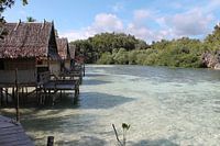 Überwasser-Bungalows in der Beser-Bucht, Raja Ampat