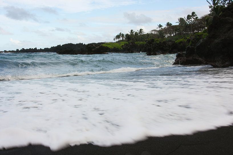 Black sand beach Hawaii by Louise Poortvliet