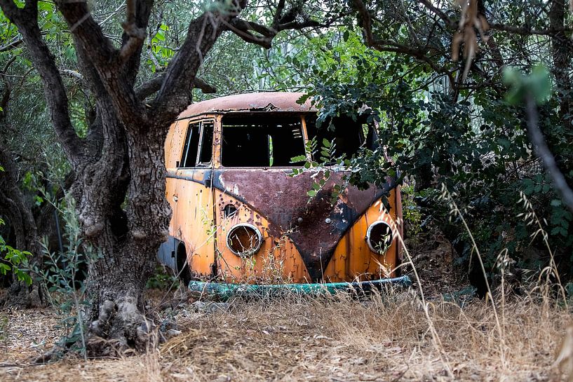A rusted abandoned t1 volkswagen van by Paul Wendels