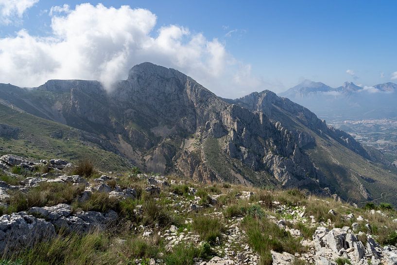 Wolken über dem Gebirgskamm von Adriana Mueller