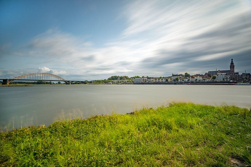 Nijmegen aan de Waal by Maerten Prins