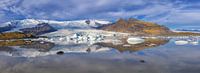 Panorama du lac du glacier Fjallsárlón avec des glaces flottantes dans le lac.