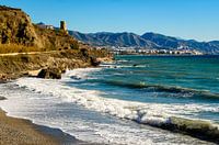 Küstenstrasse mit Gebirge und Leuchtturm an Küste bei Nerja Andalusien Spanien