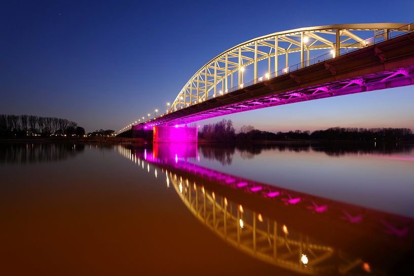 Le pont de John Frost sur le Rhin inférieur, près d'Arnhem, en soirée. par Merijn van der Vliet