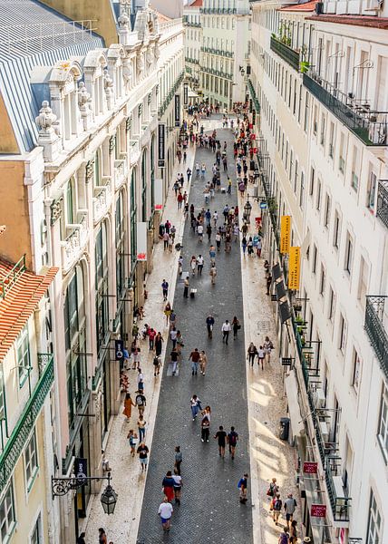 Busy Shopping Street In Lisbon von Urban Photo Lab