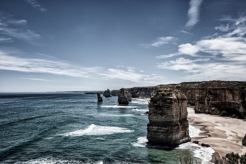 Die zwölf Apostel mit blauem Himmel auf der großen Meeresstraße in Victoria, Australien. von Tjeerd Kruse
