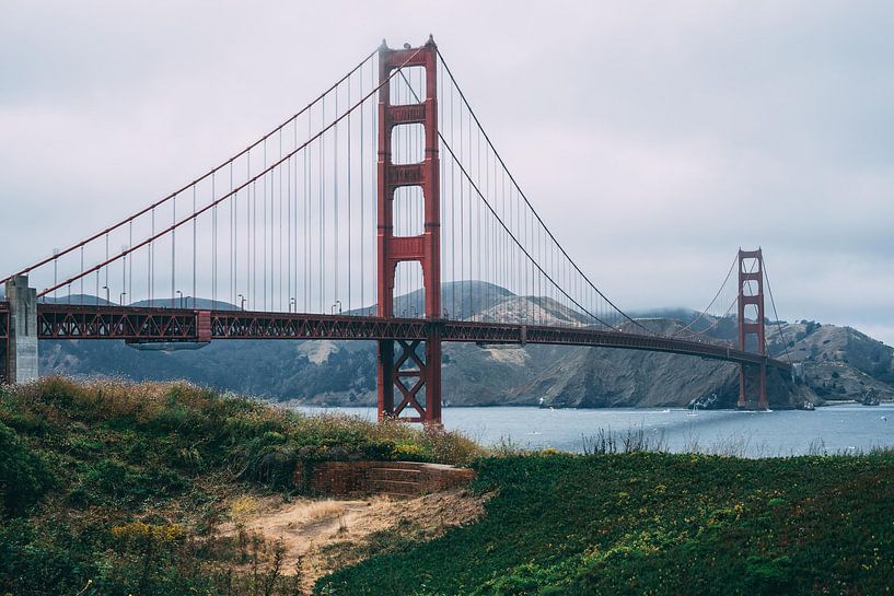 Golden Gate mit Küstenbegrünung, San Francisco, USA von Aloke Design