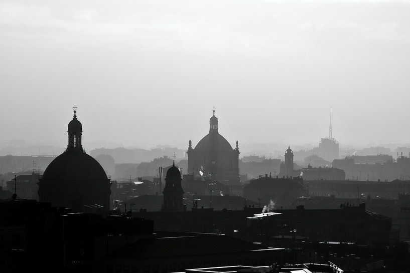 Milano horizon brumeuse Toits des dômes des églises en noir et blanc par Andreea Eva Herczegh