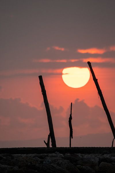 Sonnenaufgang in Sanur auf Bali, Schöner roter Sonnenball von Fotos by Jan Wehnert