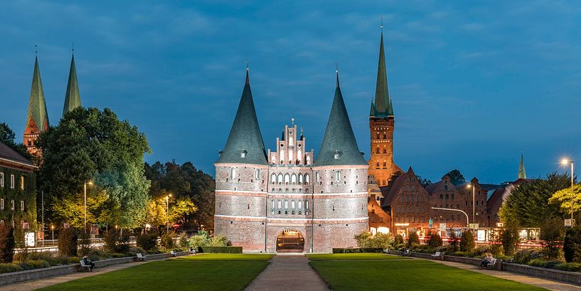 Holstentor in Lübeck bei Nacht von Werner Dieterich