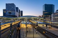 Panorama des Hauptbahnhofs Utrecht am Abend