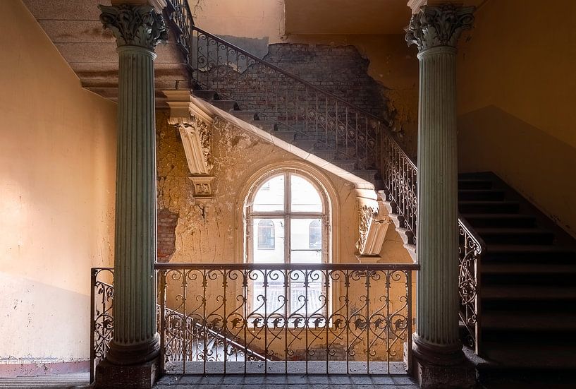 Treppenhaus in verlassener Villa von Roman Robroek – Fotos verlassener Gebäude