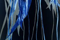 Tulpenblatt und Stamm in Ultramarinblau