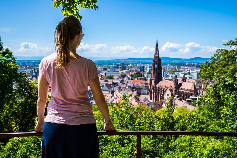 Deutschland, Blonde junge schöne Frau in Stadt freiburg im breisgau von adventure-photos
