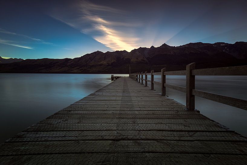 Sonnenuntergang hinter den Bergen in Neuseeland von Michael Bollen