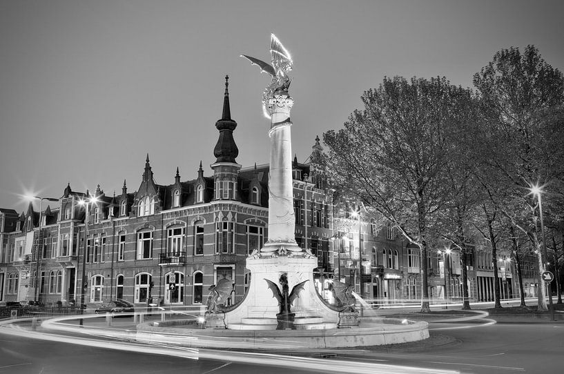 Der Drachenbrunnen von 's-Hertogenbosch in schwarz und weiß von Den Bosch aan de Muur