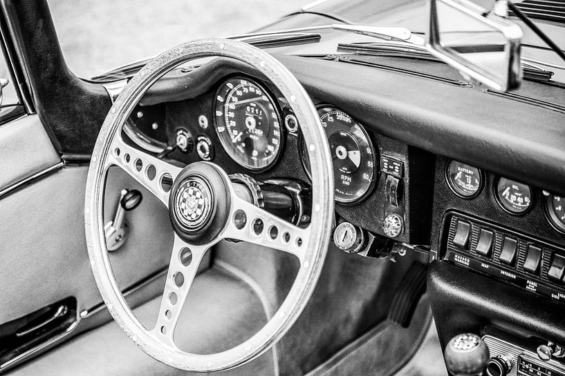 Jaguar E-Type Roadster, intérieur de voiture de sport d'époque en noir et blanc par Sjoerd van der Wal Photographie
