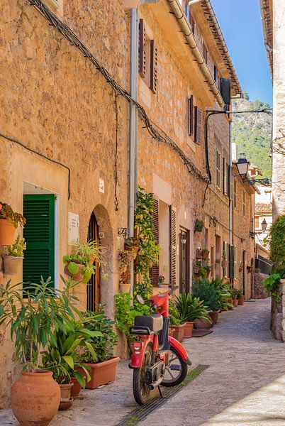 Belle rue au village méditerranéen de Valldemossa, Majorque Espagne par Alex Winter