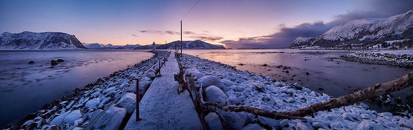 Phare au coucher du soleil en hiver sur Godøy, Sunnmøre, Møre og Romsdal, Norvège par qtx