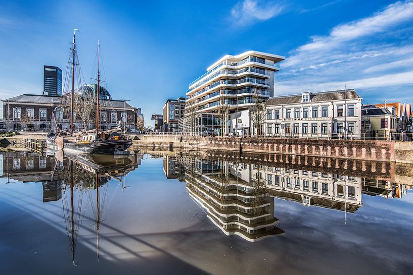 Skyline Leeuwarden met spiegelende stadsgracht by Harrie Muis