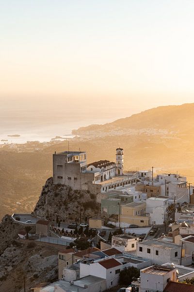 Blick auf die Stadt Menetes auf Karpathos von Jeanine Verbraak