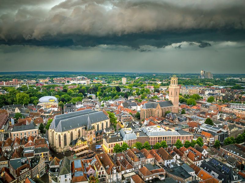Nuages d'orage au-dessus de Zwolle lors d'un orage d'été par Sjoerd van der Wal Photographie