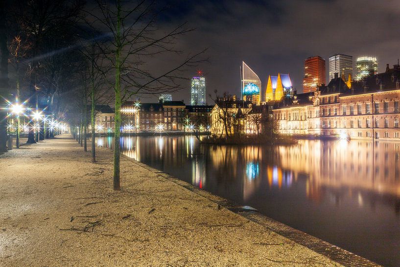 De Hofvijver langs het Binnenhof in Den Haag van Evert Jan Luchies
