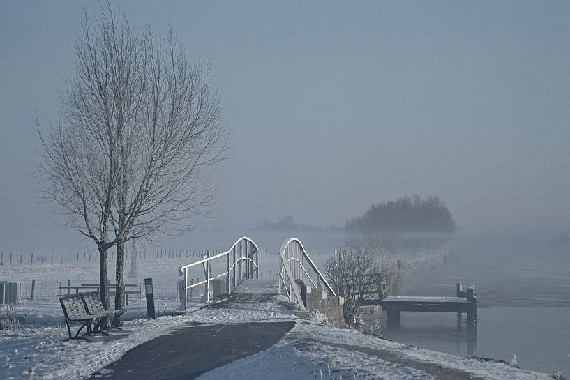 Langsam geht die Sonne über dem nebligen Polder auf. von Gert van Santen