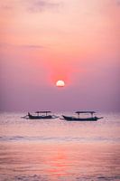 Bateaux de pêche au coucher du soleil sur la plage de Jimbaran à Bali.