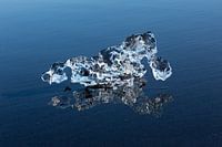 Des morceaux de glace sur la plage