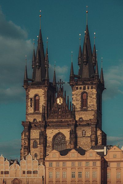 Gotische Türme über Prag: Teynkirche im Licht von NZME Photography
