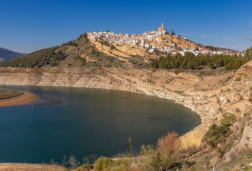 Die Stadt Iznajar in Andalusien, Spanien von Adelheid Smitt