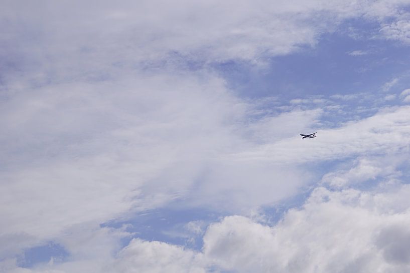 Flugzeug am Wolkenhimmel von Babetts Bildergalerie