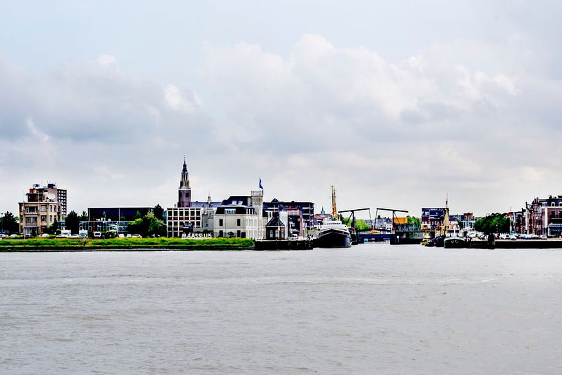 Maassluis aan de waterweg by Nathan Okkerse