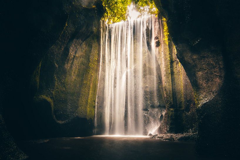 large chute d'eau dans une gorge ou une grotte par Fotos by Jan Wehnert