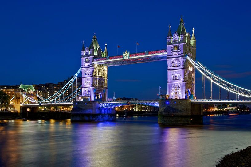 Nächtliche Aufnahme der Tower Bridge in London von Anton de Zeeuw