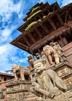 Standbeelden bij tempel in Nepal.