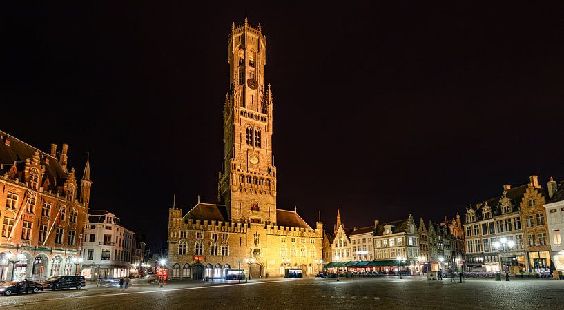 Abendfotografie: Belfried auf dem Marktplatz in Brügge. von Jaap van den Berg
