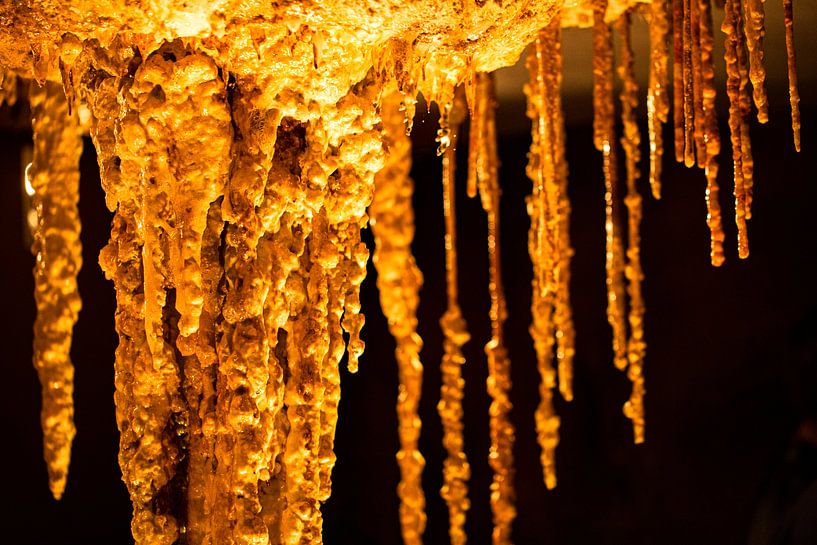 Les gouttes d'or du monde souterrain - Les stalactites magiques des grottes des fées par Fototante