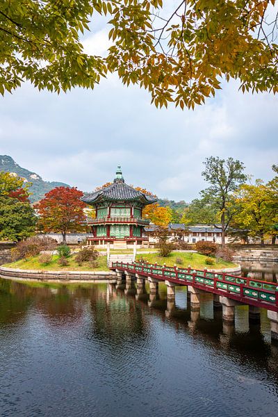 Herbst in einer koreanischen Pagode von Mickéle Godderis