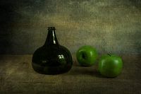 Katzenkopfflasche und zwei Äpfel