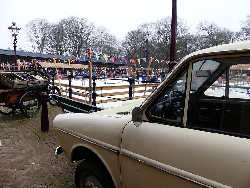 Oude auto met zicht op een schaatsbaan van Petra Dielman