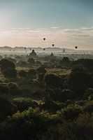Heißluftballons über Tempeln in Bagan Myanmar