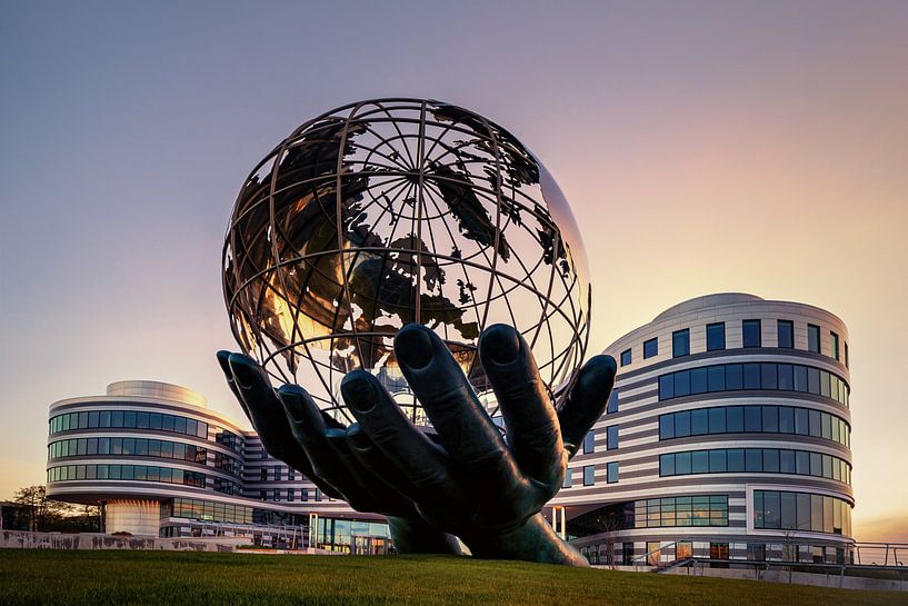 Planet sure deux mains, Leusden, Pays-Bas par Adelheid Smitt